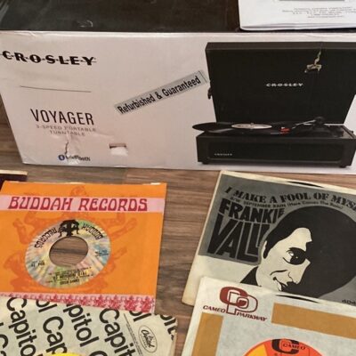 crosley record player with vintage 45’s