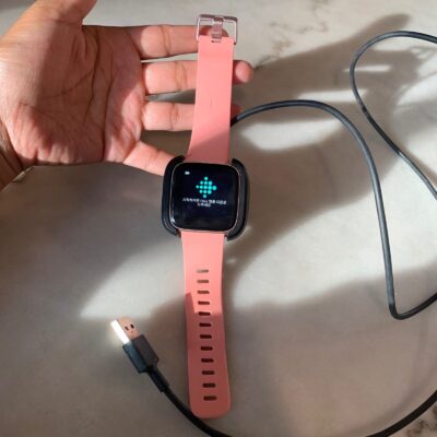 Fitbit Versa Fitness Smartwatch Pink/Rose-Gold with charger